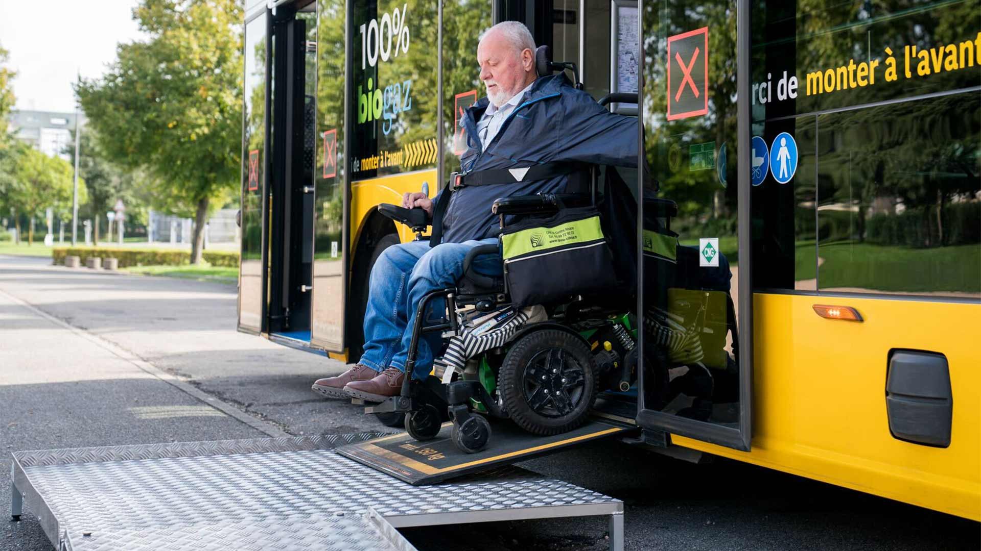 Personne en fauteuil roulant qui utilise la palette rétractable pour descendre d'un bus Soléa