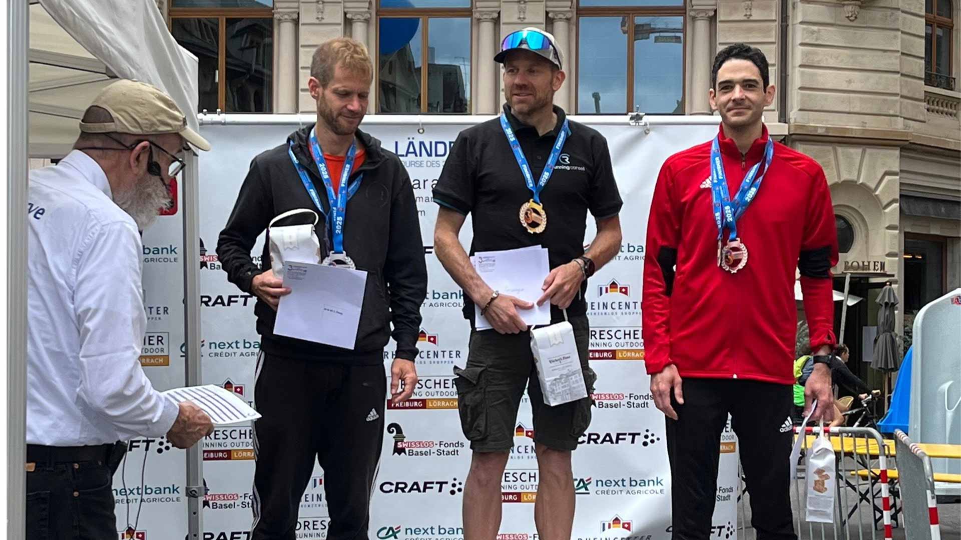 Cédric Oesterlé sur le podium du marathon de Bâle