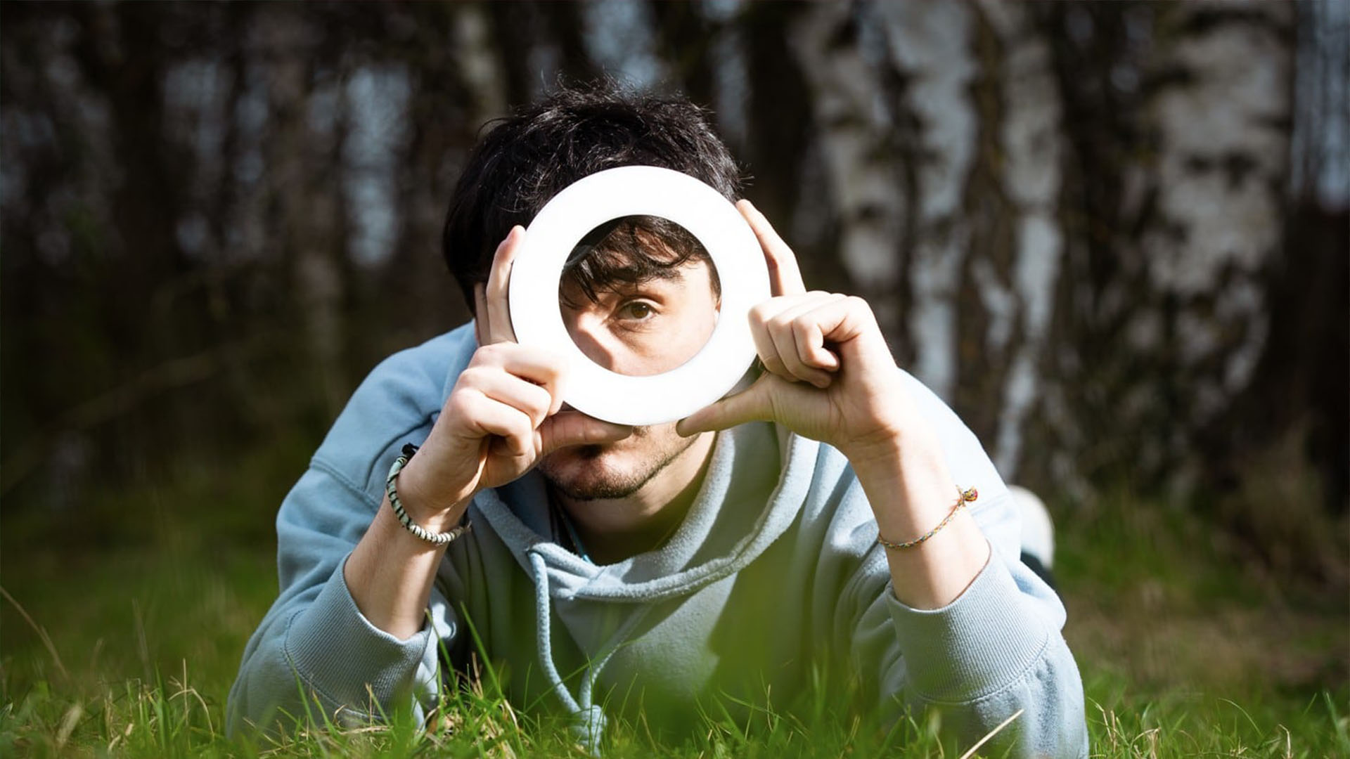 Homme qui regarde à travers un rond