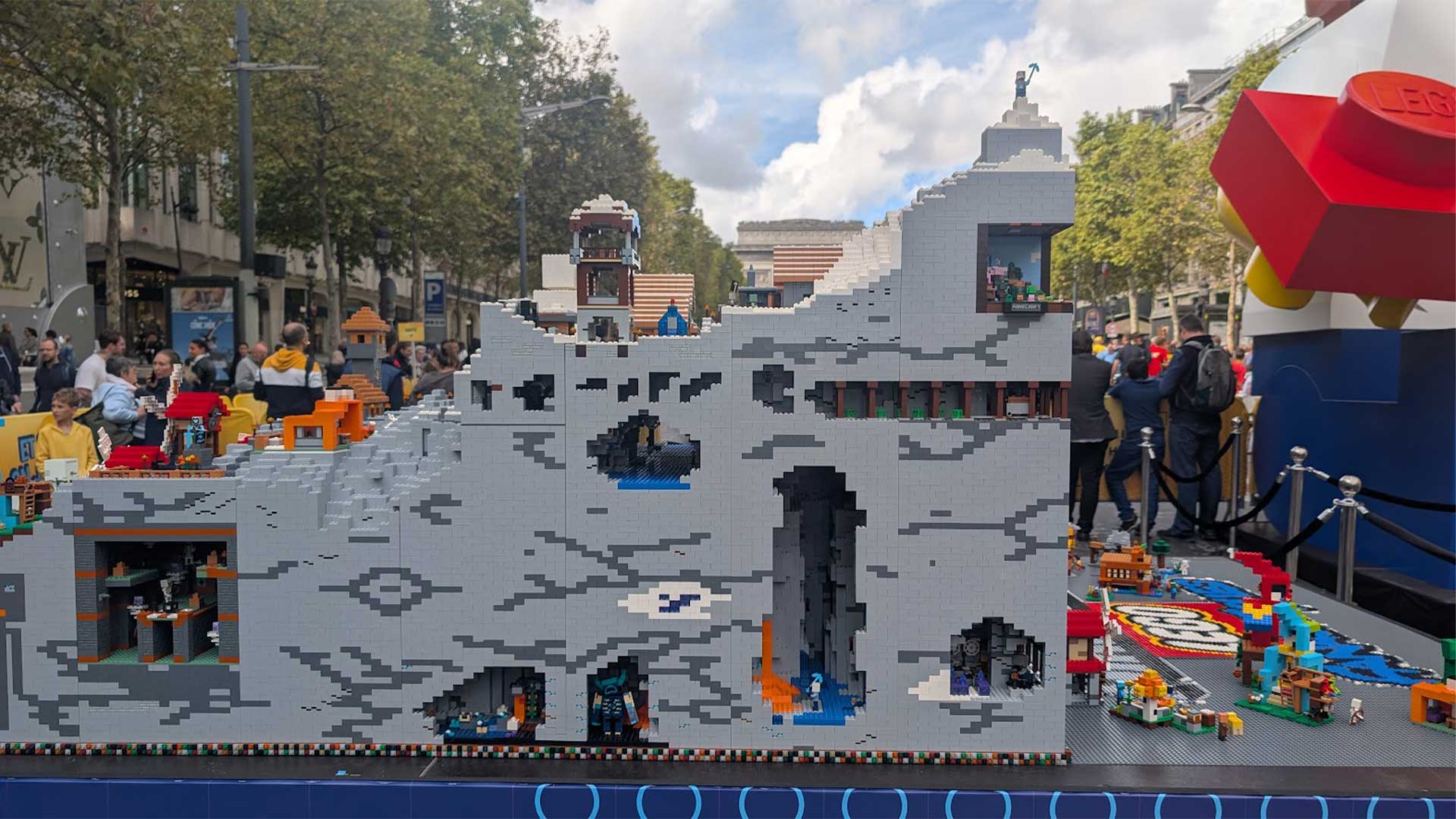 Construction en Lego représentant l'univers Minecraft, réalisée par l'association Fanabriques