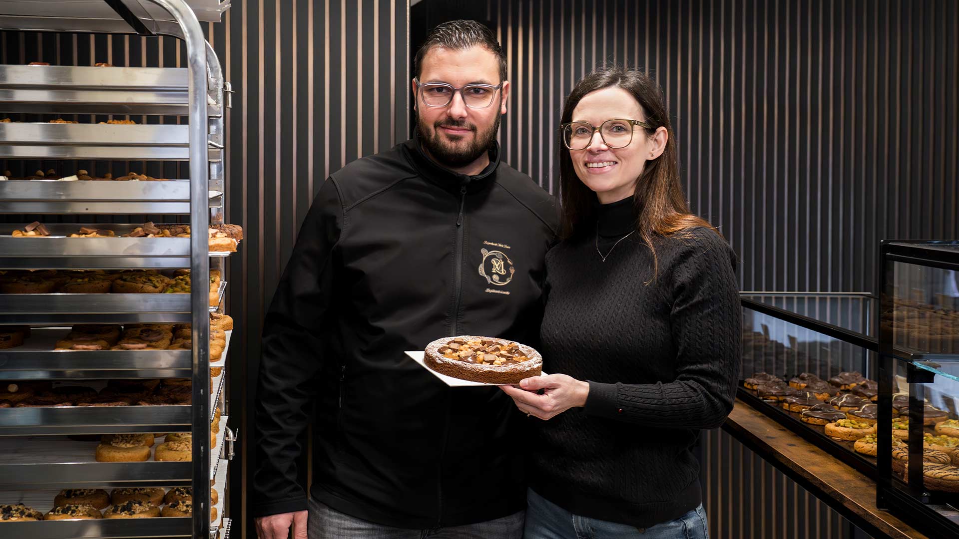 Vanessa Trieu, gérante et créatrice de la boutique "Kooky" à Mulhouse, accompagnée de son collaborateur Aurélien