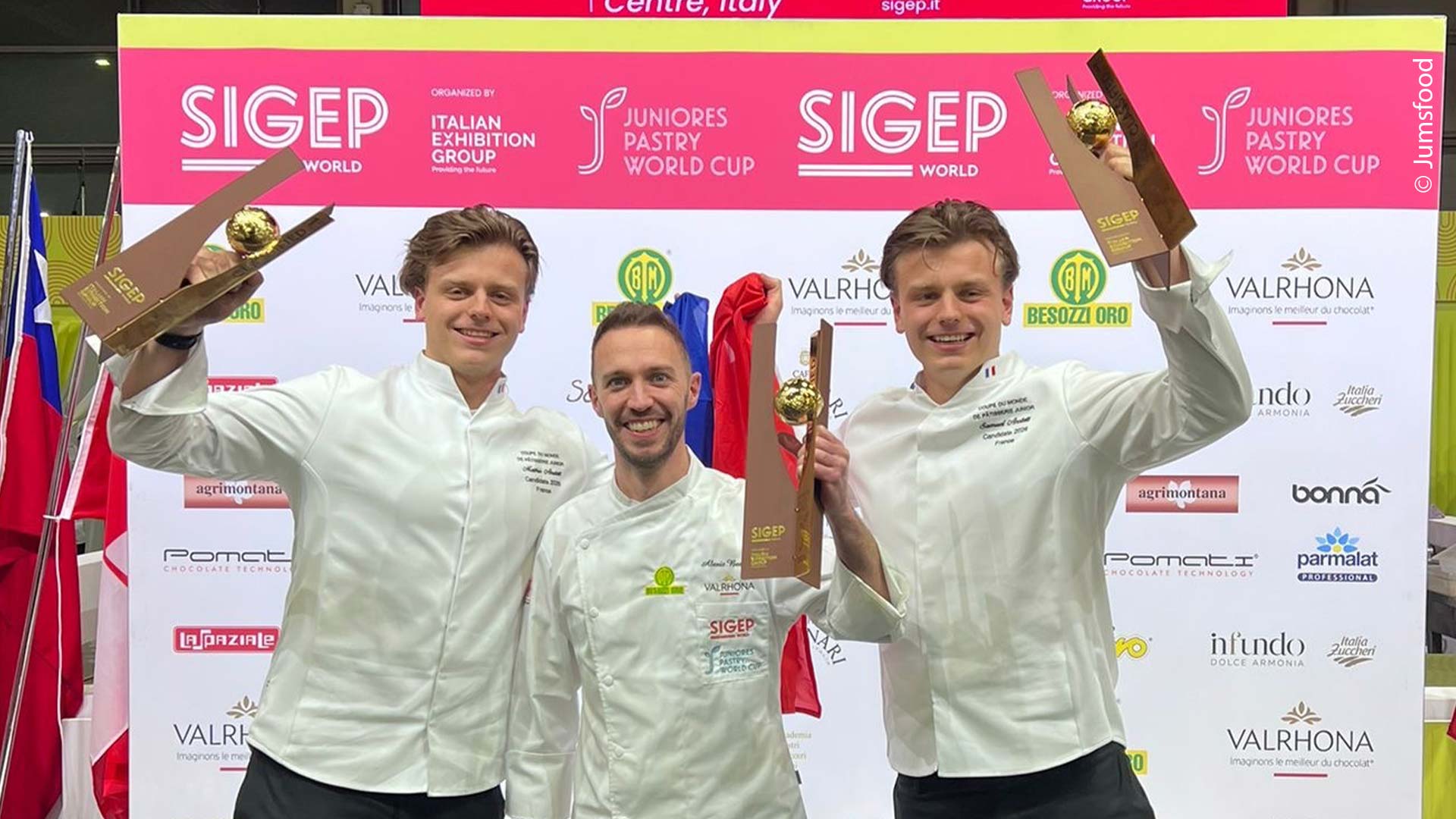 Mathis et Samuel Anstett, accompagnés de leur coach Alexis Beaufils lors du SIGEP 2026