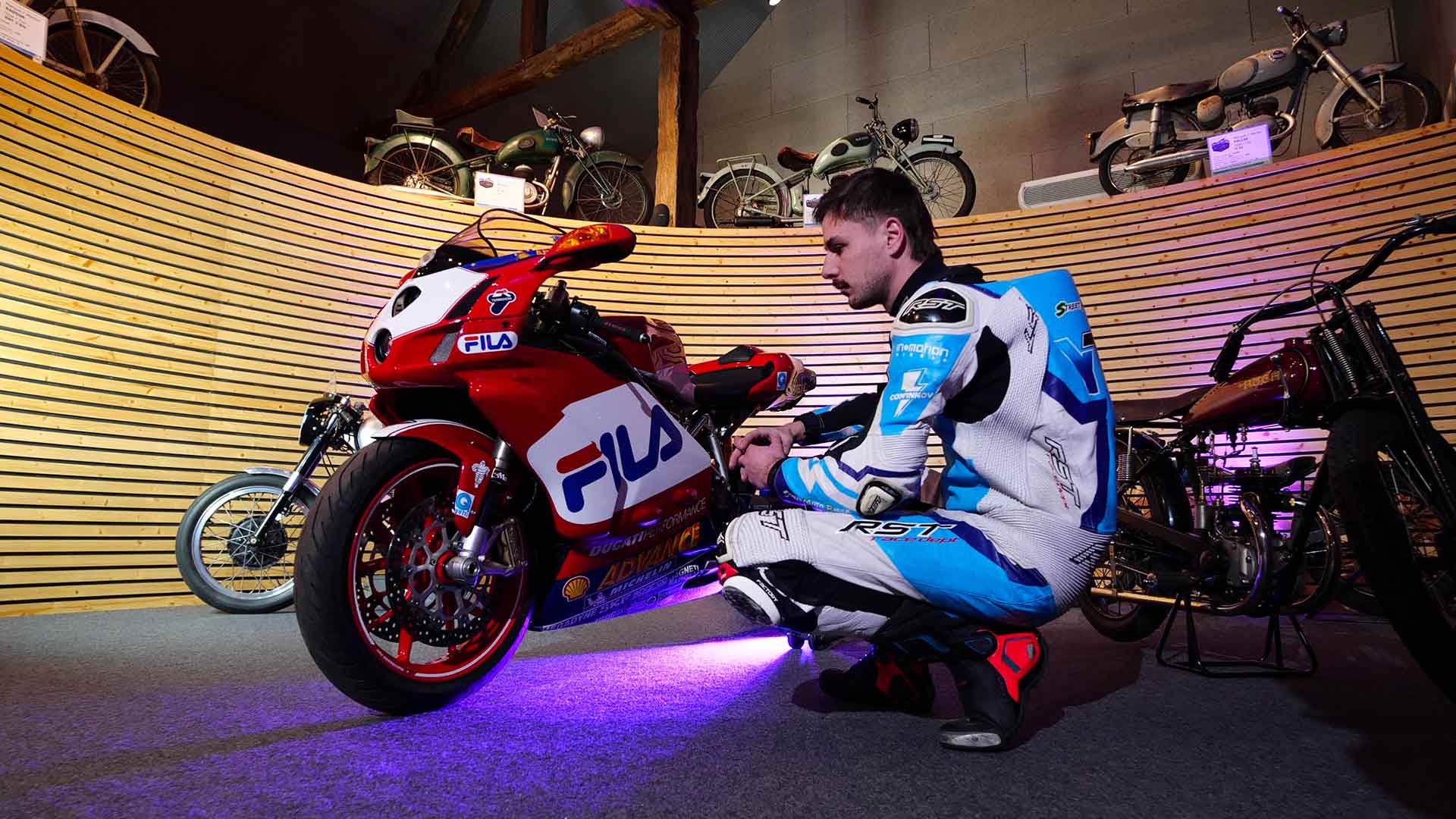 Yvan Laetzig - Pilote moto et parrain de l'exposition "À toute vitesse !" à la Grange à Bécanes - Collection Lemoine