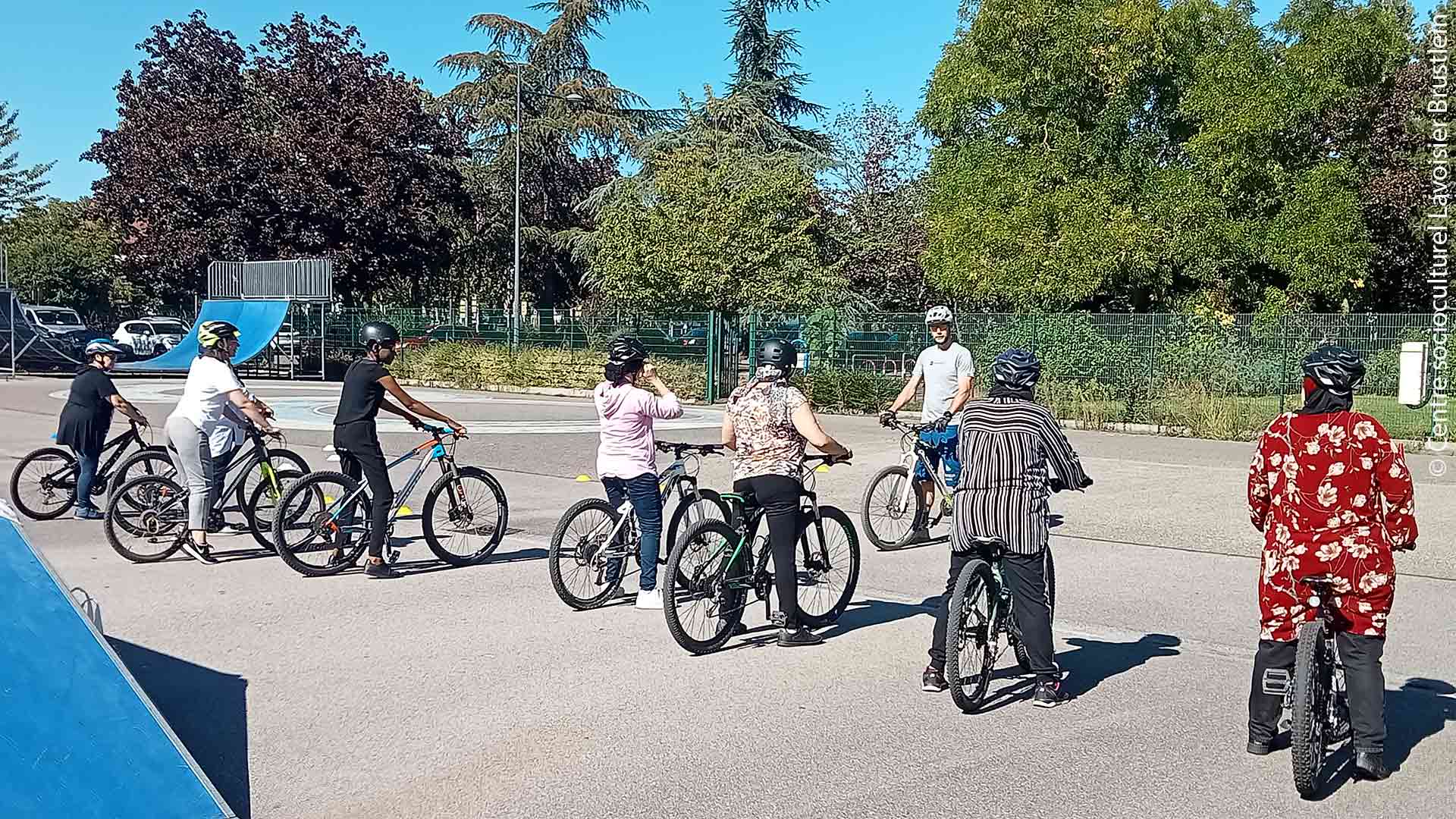 Cours de vélo pour les femmes et mamans des quartiers - Centre socioculturel Lavoisier Brustlein Mulhouse