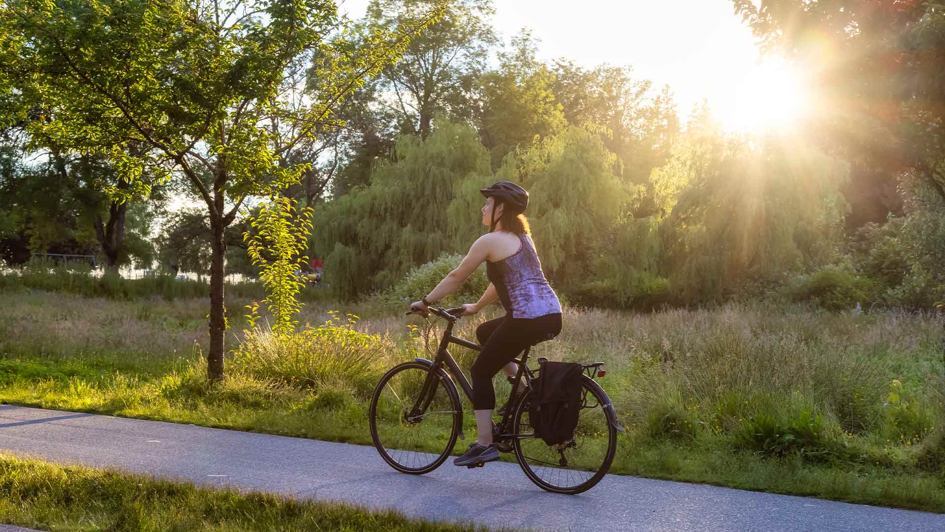 Dame qui fait du vélo