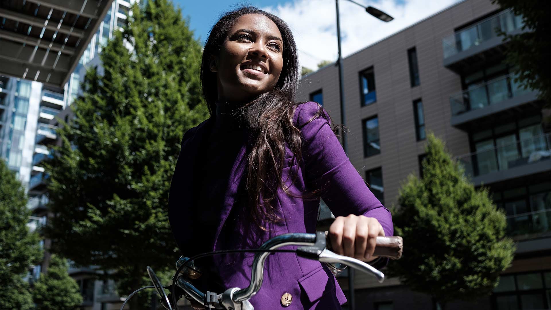 Dame sur un vélo