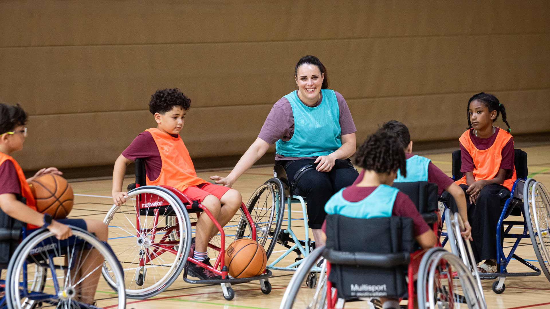 Périscolaire : Avec le handibasket, Sophie sensibilise les enfants à l’inclusion !