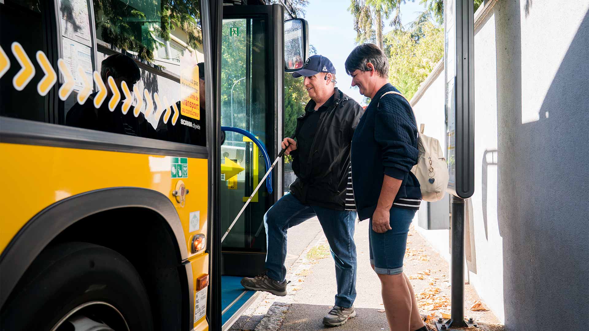Personnes en situation en handicap qui prennent le bus
